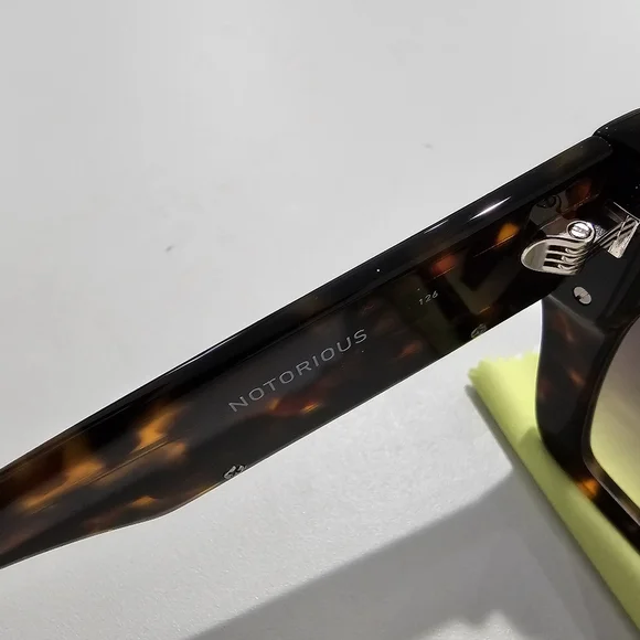 Quay Notorious Sunglasses - Picture 5 of 7